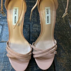Brand new Steve Madden Sandal. Sz 8, fits like a 7